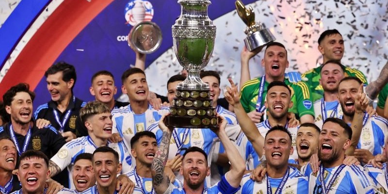 Ảnh Đẹp Copa America - Khoảnh Khắc Dành Trọn Cho Argentina 9 Messi nâng cao cúp cùng những người đồng đội